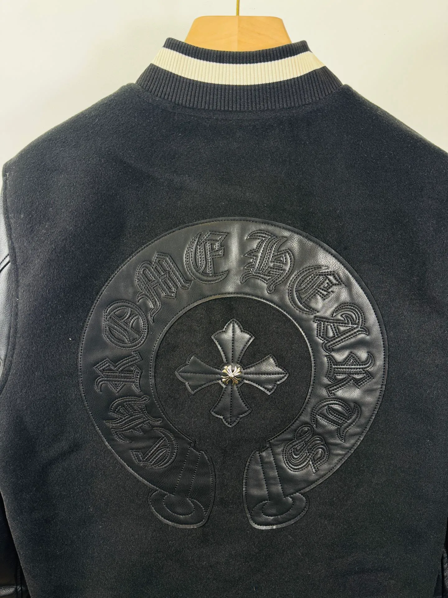 P520 top version 🐮 Real shot without P, ​​different from market products] Chrome Hearts 🍁Winter clothing is coming🍁 Sanskrit cross woolen leather sleeves spliced ​​baseball embroidered cotton jacket, heavy embroidery ➕ special craftsmanship of double sleeve splicing, counter synchronization, heavy industry! ! Customized version of thickened woolen fabric, silk lining, customized version of hardware, not the ordinary version on the market! Color: Black Red Code: S, M, L, XL